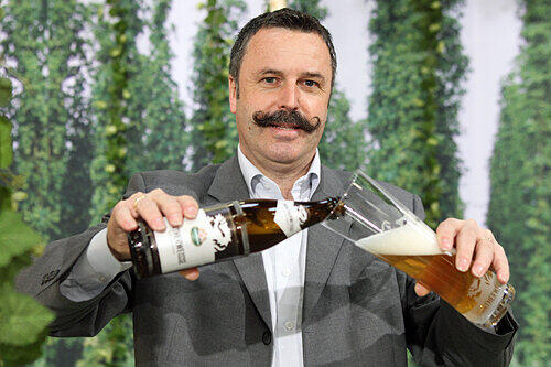 Im Biergarten kann man den Messe-Tag gemütlich ausklingen lassen. Peter Eitelhuber von Herrnbräu schenkt frisches Weizen aus.