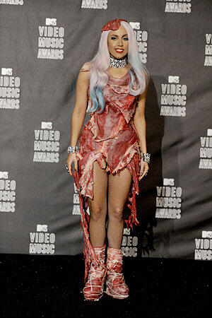 Lady Gaga schien das Outfit sogar selbst ein wenig unheimlich zu sein.