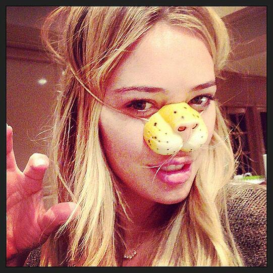 Vorsichtig bissig: Hilary Duff macht auf Kätzchen und fährt ihre Krallen aus.
