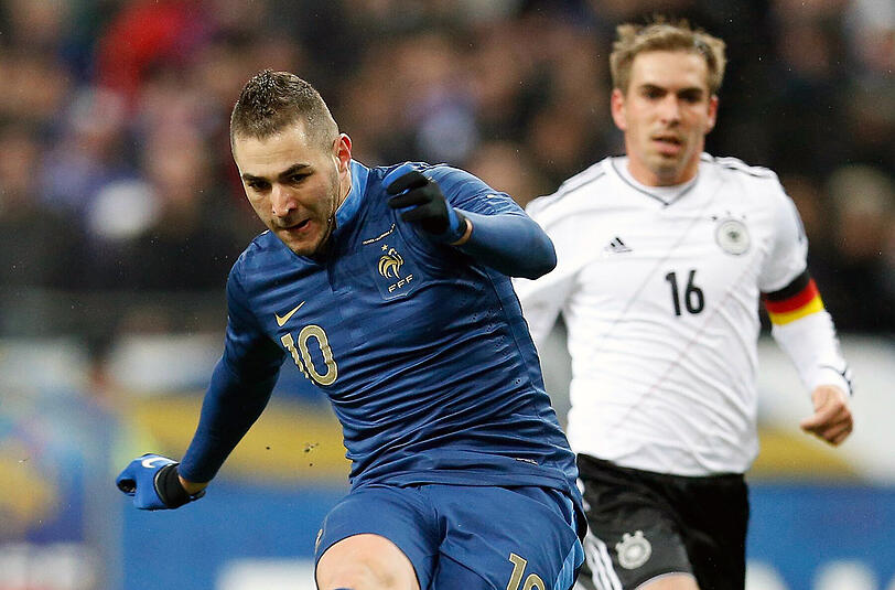 Zuletzt trafen Deutschland und Frankreich in einem Freundschaftsspiel im Februar 2014 aufeinander. Hier Karim Benzema (l.) und Philipp Lahm.