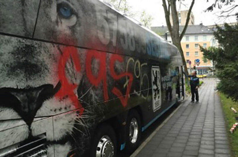 Fortuna-Fans haben in der Nacht auf Samstag den Mannschaftsbus der Löwen beschmiert.