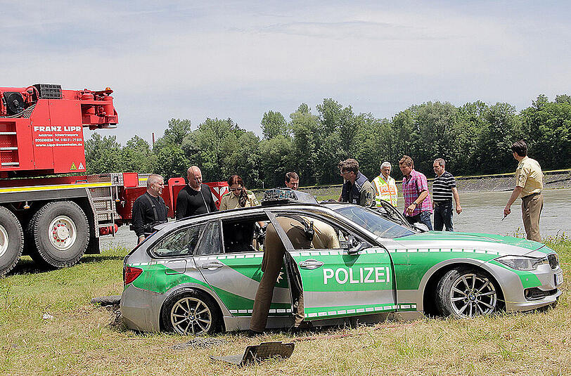 Die Polizei konnte ihren Streifenwagen bergen - er ist Schrott.