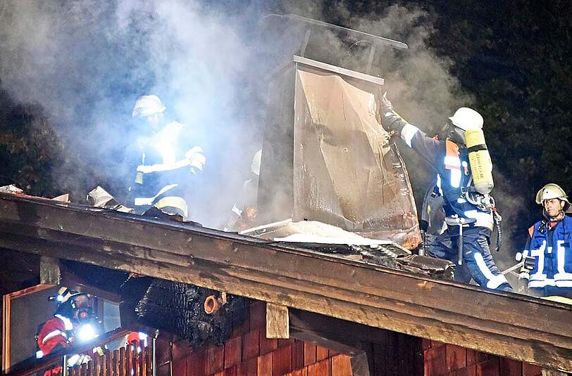 Der Einsatz dauerte mehrere Stunden - erst nach Mitternacht konnte der Dachstuhlbrand unter Kontrolle gebracht werden. Die Bilder.