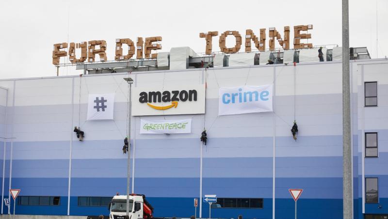 Greenpeace-Aktivisten seilen sich am Gebäude der Amazon Logistik Winsen GmbH ab. Greenpeace-Aktivisten seilen sich am Gebäude der Amazon Logistik Winsen GmbH ab.