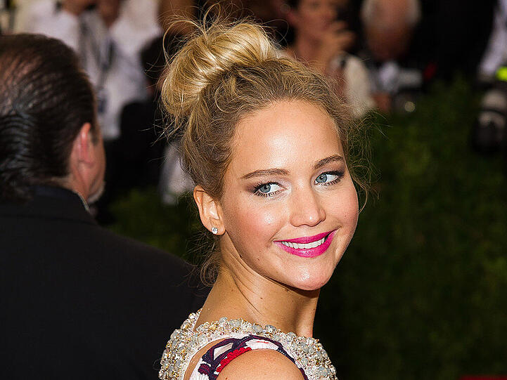 Jennifer Lawrence trumpfte mit einem Dutt bei der Met-Gala auf