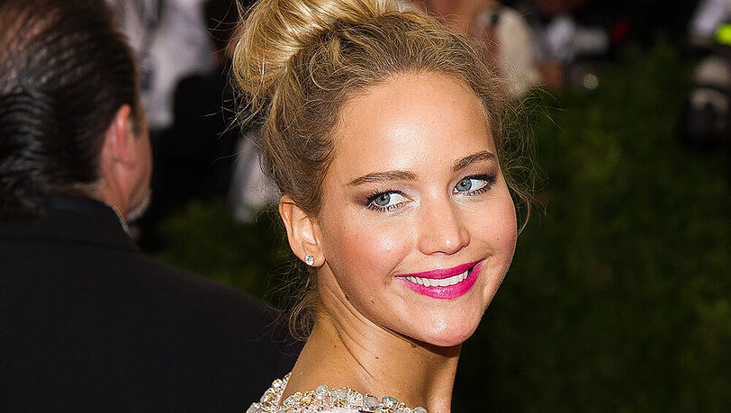 Jennifer Lawrence trumpfte mit einem Dutt bei der Met-Gala auf Jennifer Lawrence trumpfte mit einem Dutt bei der Met-Gala auf
