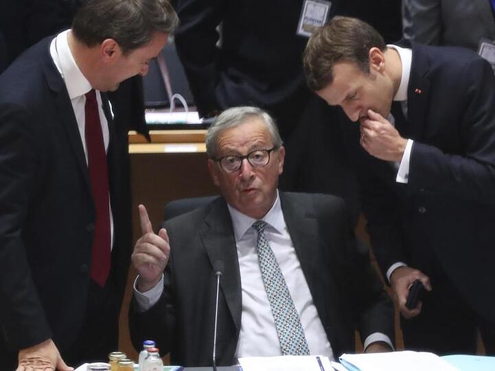 Sein letzter EU-Gipfel: Jean-Claude Juncker (M.), Präsident der Europäischen Kommission, spricht mit dem luxemburgischen Premier Xavier Bettel (l.) und Frankreichs Präsident Emmanuel Macron.