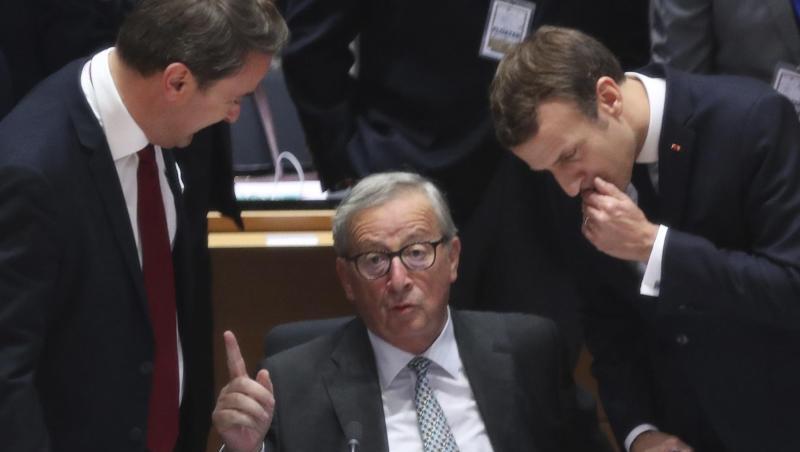 Sein letzter EU-Gipfel: Jean-Claude Juncker (M.), Präsident der Europäischen Kommission, spricht mit dem luxemburgischen Premier Xavier Bettel (l.) und Frankreichs Präsident Emmanuel Macron. Sein letzter EU-Gipfel: Jean-Claude Juncker (M.), Präsident der Europäischen Kommission, spricht mit dem luxemburgischen Premier Xavier Bettel (l.) und Frankreichs Präsident Emmanuel Macron.