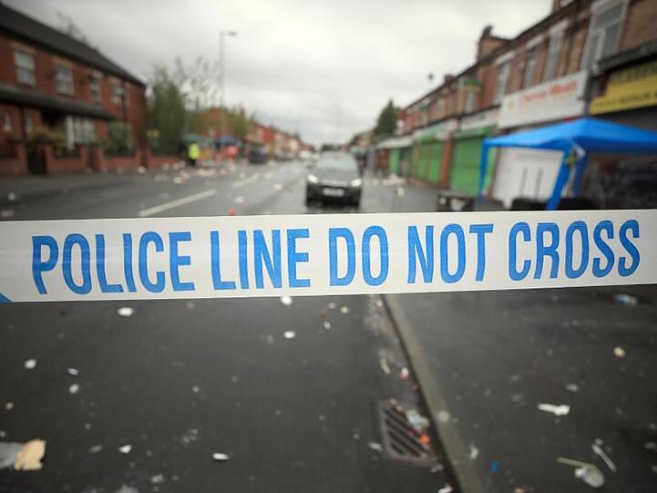 Absperrband der Polizei an einem Tatort in Manchester.