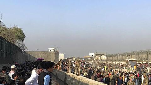 Trotz einiger Zeichen der Entspannung am Flughafen der afghanischen Hauptstadt Kabul harren dort weiterhin Tausende verzweifelte Menschen bei großer Hitze und teils chaotischem Gedränge aus.