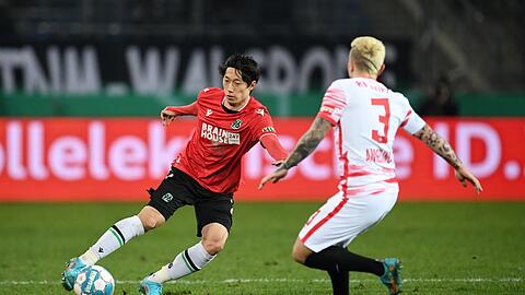 Hannovers Sei Muroya (l) in Aktion gegen Angeliño von RB Leipzig.