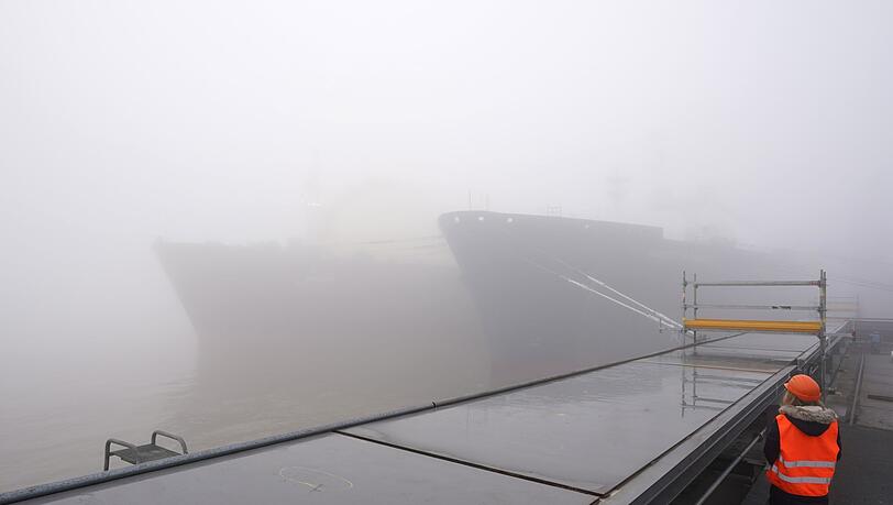 Der LNG-Tanker "Ish" (l) legt am schwimmenden LNG-Terminal "Höegh Gannet" (r) im Elbehafen Brunsbüttel an.