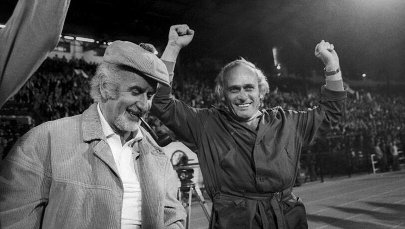 Da strahlen die Bayern-Macher: Manager Robert Schwan (l.) und Trainer Udo Lattek bejubeln den Triumph 1974.