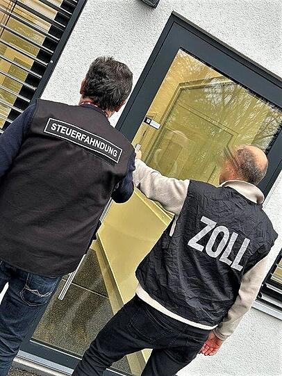 Gemeinsame Ermittlungen von Zoll- und Steuerfahndung. Gemeinsame Ermittlungen von Zoll- und Steuerfahndung.