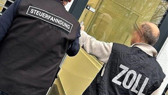 Gemeinsame Ermittlungen von Zoll- und Steuerfahndung. Gemeinsame Ermittlungen von Zoll- und Steuerfahndung.