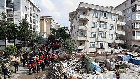 Im Bezirk Maltepe ist ein Wohnhaus mit sieben Stockwerken eingest&uuml;rzt. 14 Menschen k&ouml;nnen aus den Tr&uuml;mmern gerettet werden - f&uuml;nf sterben.