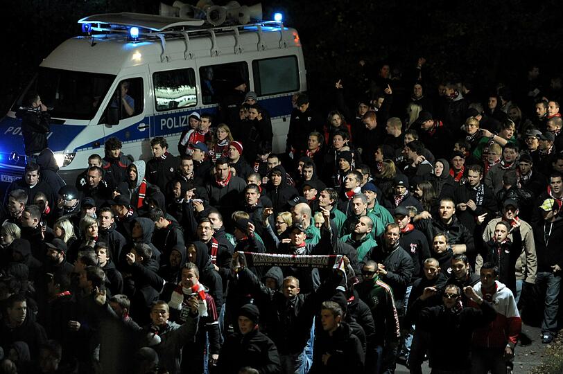 Krawalle beim DFB-Pokalspiel zwischen Eintracht Frankfurt und dem 1. FC Kaiserslautern: Acht Polizisten wurden verletzt.