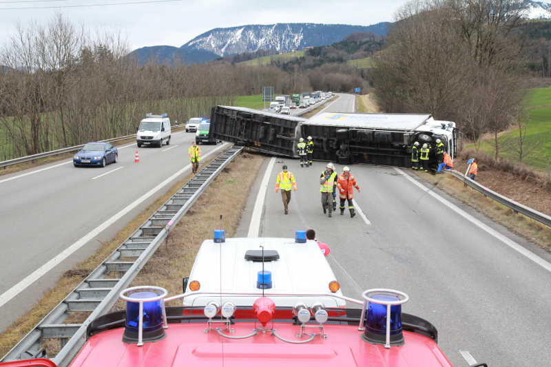 Am Freitag stürmte es so gewaltig, dass auf der A8 im Landkreis Rosenheim ein Lkw umgweht wurde und quer über die Fahrbahn kippte.