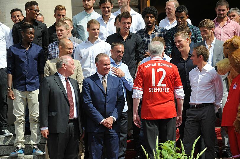 Horst Seehofer lud die Bayern anlässlich des Triumphes in der Vorsaison ein. Hier die Bilder vom offiziellen Empfang in der Staatskanzlei.