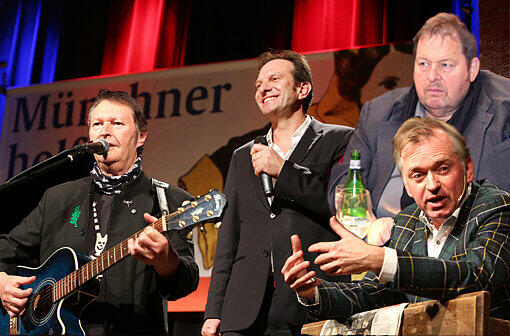 Hans-Jürgen Buchner (l), AZ-Chefredakteur Arno Makowsky, Christian Springer und Ottfried Fischer: Sehen Sie hier Bilder aus dem Lustspielhaus von der Benefiz-Gala der Abendzeitung.