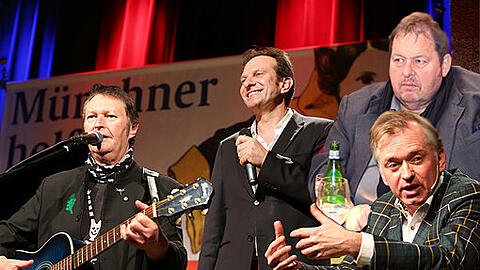 Hans-Jürgen Buchner (l), AZ-Chefredakteur Arno Makowsky, Christian Springer und Ottfried Fischer: Sehen Sie hier Bilder aus dem Lustspielhaus von der Benefiz-Gala der Abendzeitung.