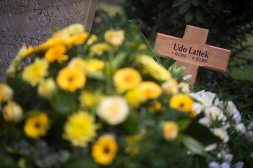 Blumen auf dem Grab: Udo Lattek wurde neben seinem geliebten Sohn begraben.