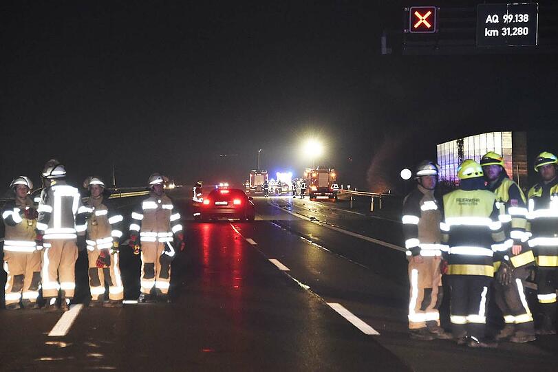 Die beiden Wracks nach der schweren Kollision. Sie kamen 300 Meter voneinander entfernt zum Stehen.