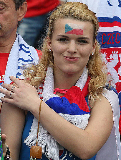 Die gleichen Nationalfarben und genauso hübsch: Ein Fan aus Tschechien bei der Euro.