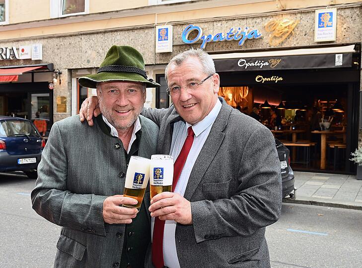Enges Verhältnis: Harold Faltermeyer mit Bruder und Opatija-Besitzer Ralf Faltermeier (r.) vor dem neuen Lokal im Tal.
