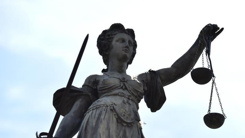 Eine Bronzestatue der Justitia steht unter freiem Himmel. Foto: Arne Dedert/picture alliance/dpa/Symbolbild Eine Bronzestatue der Justitia steht unter freiem Himmel. Foto: Arne Dedert/picture alliance/dpa/Symbolbild