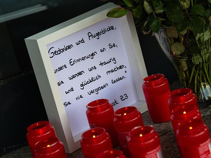 Kerzen und eine Nachricht an den verstorbenen Kasseler Regierungspräsidenten Walter Lübcke am Haupteingang des Regierungspräsidiums in Kassel.