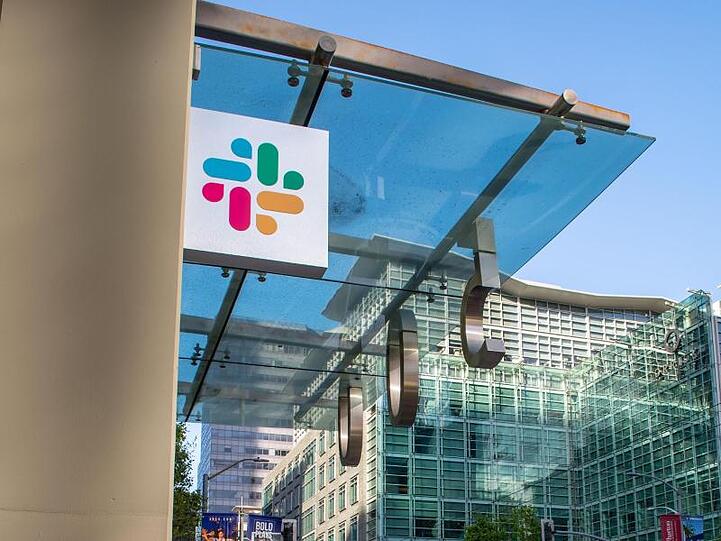 Das Logo der Firma Slack ist an der Zentrale der Firma in San Franciso zu sehen. Slack bietet eine Kommunikation-Plattform für Unternehmen an.