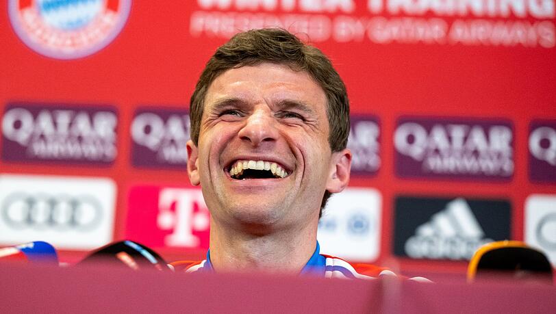 Thomas Müller nimmt an einer Pressekonferenz des FC Bayern München teil.
