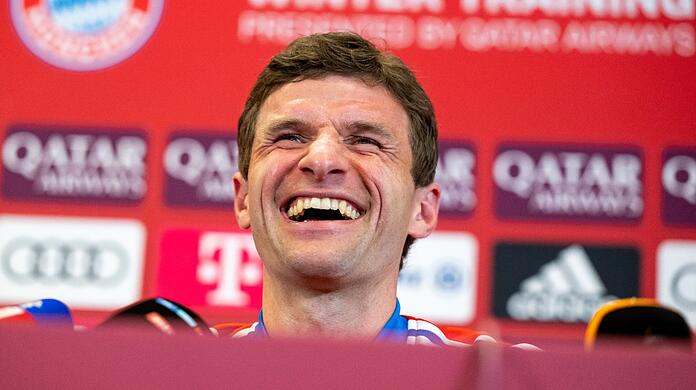 Thomas Müller nimmt an einer Pressekonferenz des FC Bayern München teil.