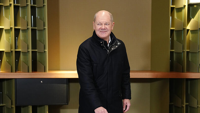 Olaf Scholz (SPD), Bundeskanzler und Kanzlerkandidat, gibt in dem Wahllokal in der IHK in Potsdam seine Stimme ab.