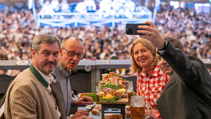 Bundeskanzler Friedrich Merz (2.v.l.), Bärbel Bas und Lars Klingbeil besuchen auf Einladung von Markus Söder das Oktoberfest und sitzen im Festzelt Schottenhamel. Bundeskanzler Friedrich Merz (2.v.l.), Bärbel Bas und Lars Klingbeil besuchen auf Einladung von Markus Söder das Oktoberfest und sitzen im Festzelt Schottenhamel.