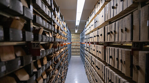 Nach einer zweij&auml;hrigen Pause ist es wieder so weit: Der &bdquo;Tag der Archive&ldquo; gibt einen gesammelten und kostenfreien Einblick in die historischen Sch&auml;tze unserer Stadt. Zu sehen sind jahrzehnte- und teils jahrhundertealte Dokumente, Urkunden, Skizzen und Briefe, die jene Geschichten erz&auml;hlen, die sonst in Vergessenheit geraten w&uuml;rden.