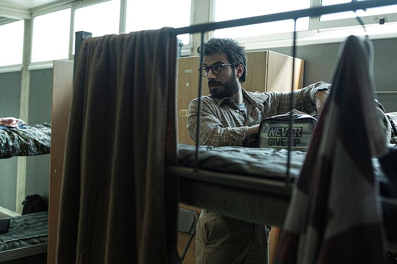 Giovanni (Gianmarco Saurino), Mitarbeiter der italienischen Botschaft in Kabul, würde Afghanistan gerne schnell verlassen. Doch er erhält den Befehl zu bleiben und wird zum obersten Diplomaten ernannt. Giovanni (Gianmarco Saurino), Mitarbeiter der italienischen Botschaft in Kabul, würde Afghanistan gerne schnell verlassen. Doch er erhält den Befehl zu bleiben und wird zum obersten Diplomaten ernannt.