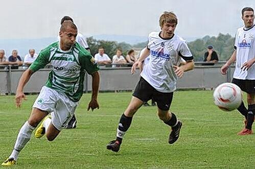 Vierfacher Torschütze beim 17:1-Sieg der Greuther Fürther in Weingarts: Sturmhoffnung Dani Schahin (l.).