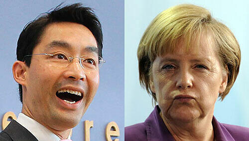 Der Jüngling mit der „Mutti“: Als jüngter FDP-Chef wird Philipp Rösler
viel mit Kanzlerin Angela Merkel besprechen müssen. Der Jüngling mit der „Mutti“: Als jüngter FDP-Chef wird Philipp Rösler
viel mit Kanzlerin Angela Merkel besprechen müssen.