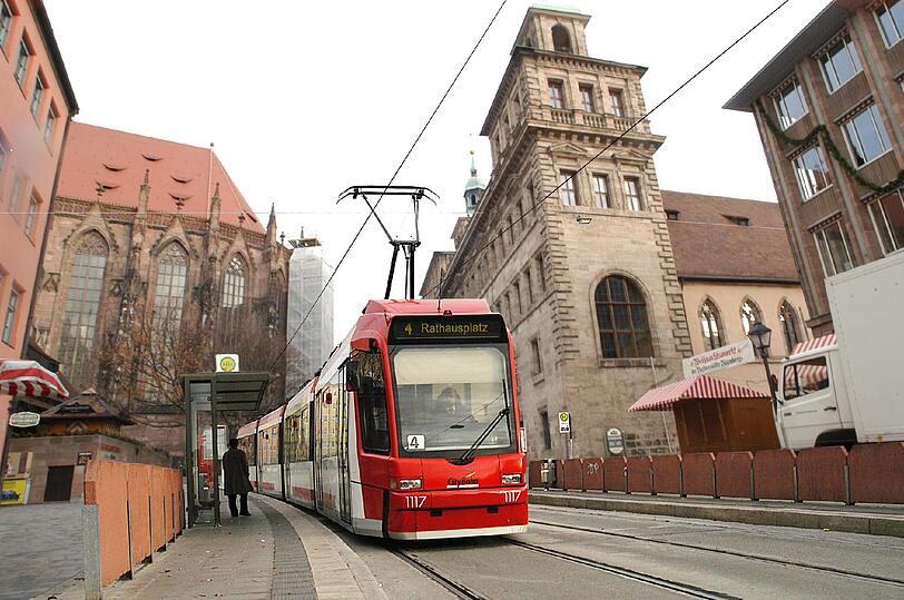 So wie auf dieser Fotomontage könnte die Haltestelle vor dem Rathaus aussehen. Allerdings würde die Oberleitung wegfallen.