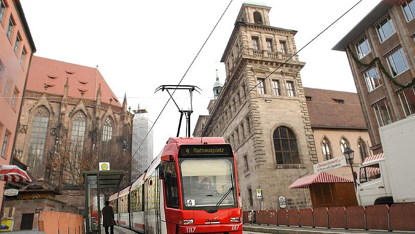 So wie auf dieser Fotomontage könnte die Haltestelle vor dem Rathaus aussehen. Allerdings würde die Oberleitung wegfallen. So wie auf dieser Fotomontage könnte die Haltestelle vor dem Rathaus aussehen. Allerdings würde die Oberleitung wegfallen.