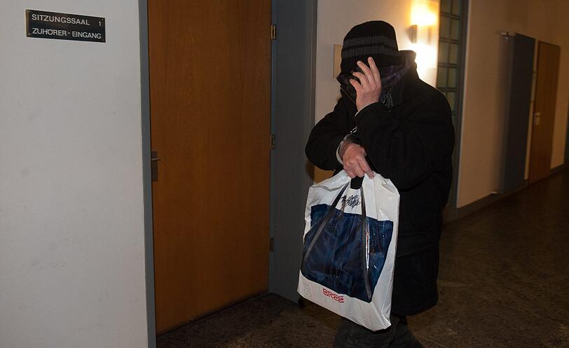 Der Angeklagte Hans B. sitzt am Mittwoch (21.12.2011) im Saal des Landgerichts in Landshut (Niederbayern). Der 58-jährige Deutsche soll in Haiti mehrfach einen Buben sexuell missbraucht und das Kind schließlich gemeinsam mit einem 27 Jahre alten Mitangeklagten nach Deutschland verschleppt haben.