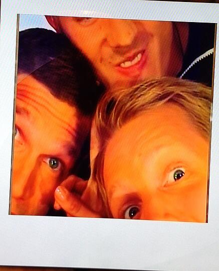 Volz in der Fotokabine Kopf an Kopf mit Pocher und Studiogast Lewis Holtby - der nennt ihn immer nur "Martin", bis Volz bemerkt: "Ich heiße Moritz".