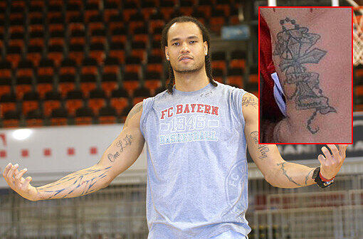 Sein erstes Tattoo, ein Kreuz auf seinem linken Oberarm hat sich Chevon mit 18 stechen lassen.