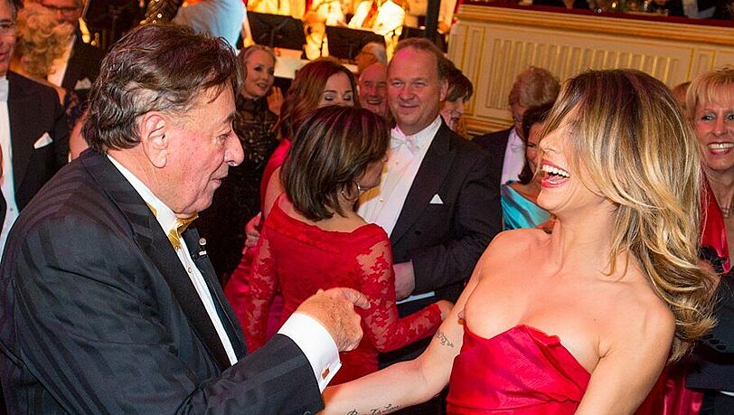 Busenblitzer bei Elisabetta Canalis auf dem Wiener Opernball. Busenblitzer bei Elisabetta Canalis auf dem Wiener Opernball.
