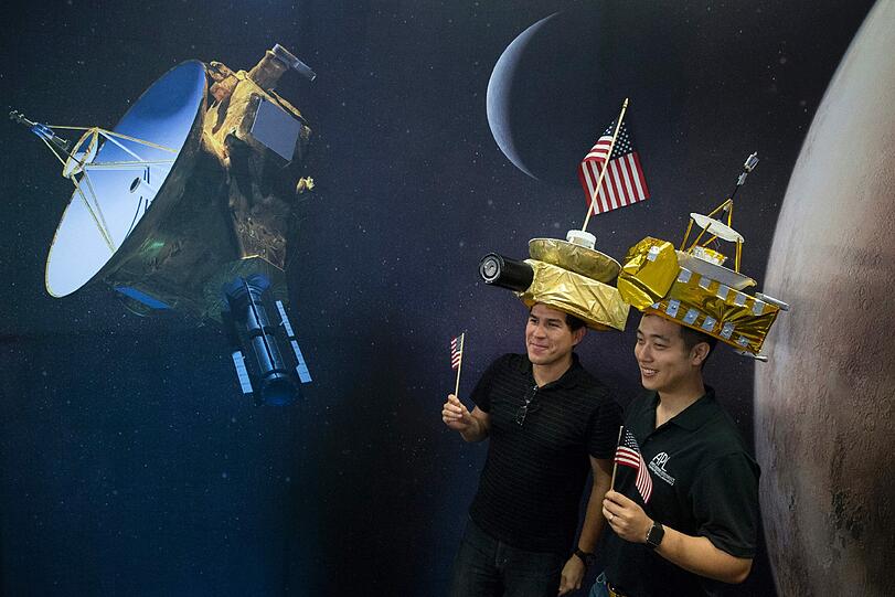 Die NASA-Mitarbeiter zeigen sich über die Ereignisse sichtlich erfreut.
