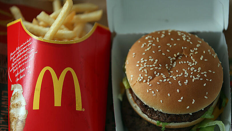 Burger und Pommes gibt’s nicht geschenkt – und schon gar nicht für Obdachlose. Diese Einstellung hat dem Fastfood-Riesen jetzt mächtig Ärger eingebracht. Burger und Pommes gibt’s nicht geschenkt – und schon gar nicht für Obdachlose. Diese Einstellung hat dem Fastfood-Riesen jetzt mächtig Ärger eingebracht.