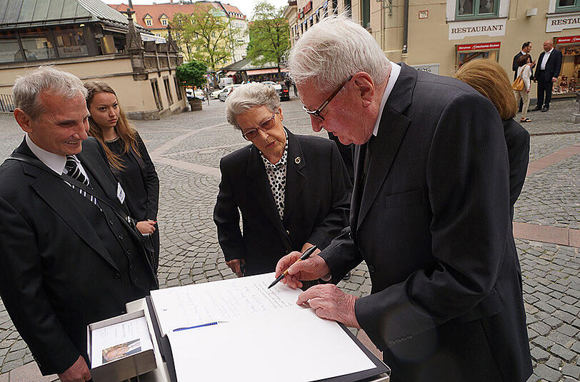 Münchens Alt-OB Hans Jochen Vogel trägt sich ins Kondolenzbuch ein.