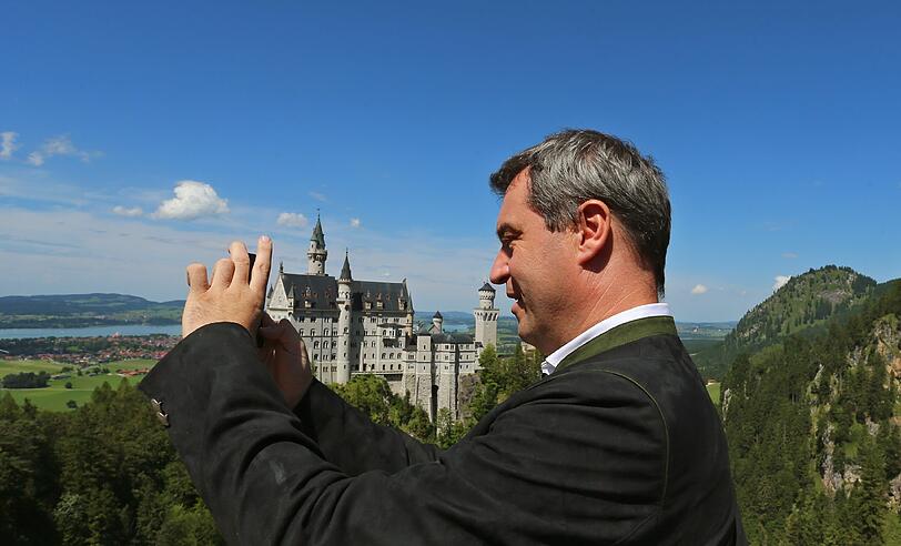 Seit Donnerstag dürfen die Besucher von Neuschwanstein wieder den herrlichen Blick von der Marienbrücke aus genießen.